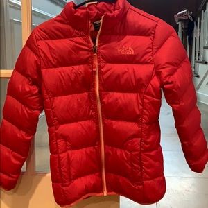 Used girls Northfacehot pink ski coat has 2 marks